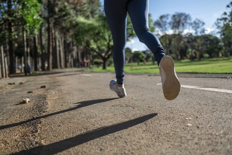 Sognare di Scappare: Interpretazione, Significato e Analisi dei Sogni di Fuga